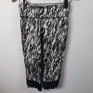 Womens Under Armour size Small Compression HeatGear Cropped Leggings S /A87